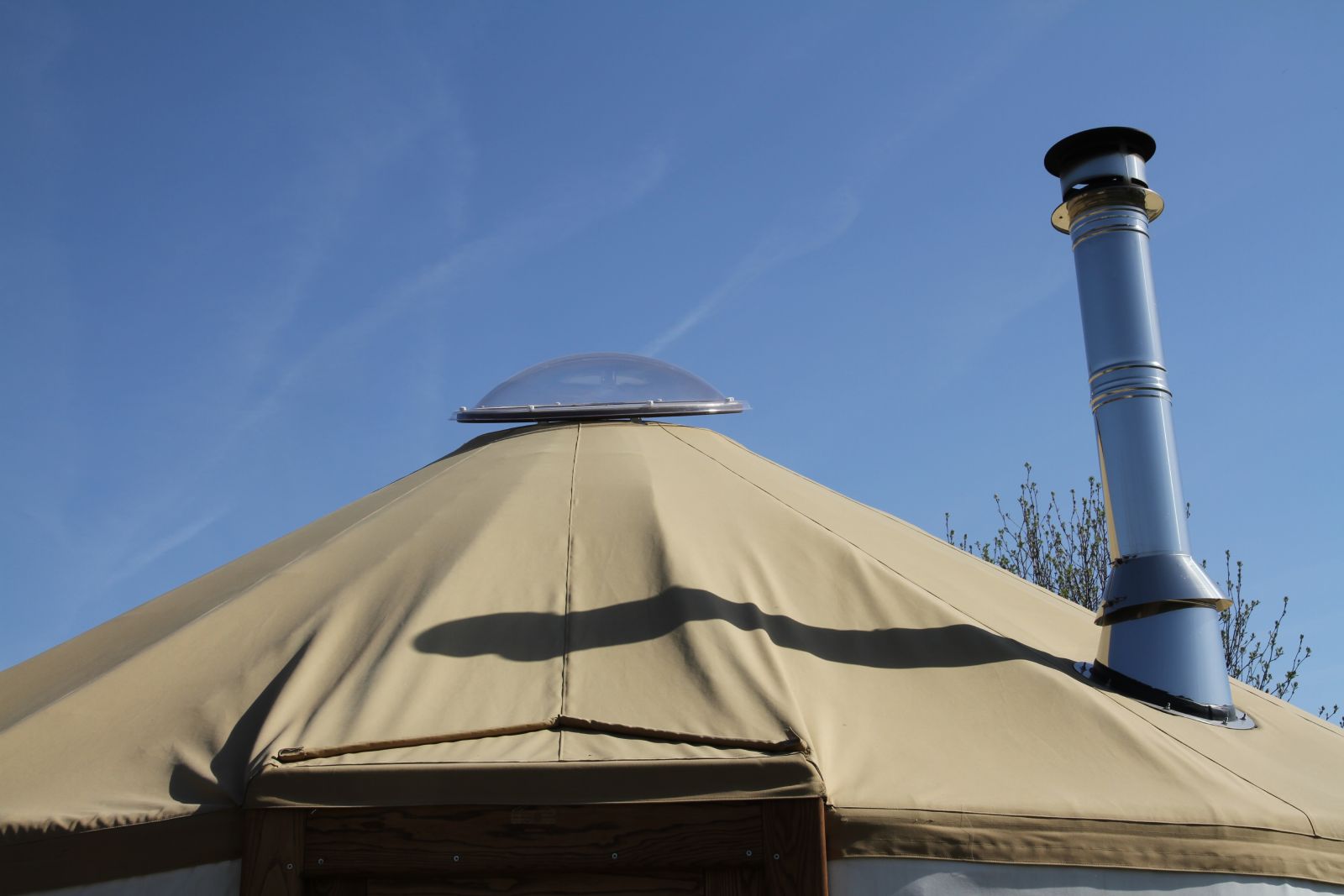 Lichtkoepel in yurt dak